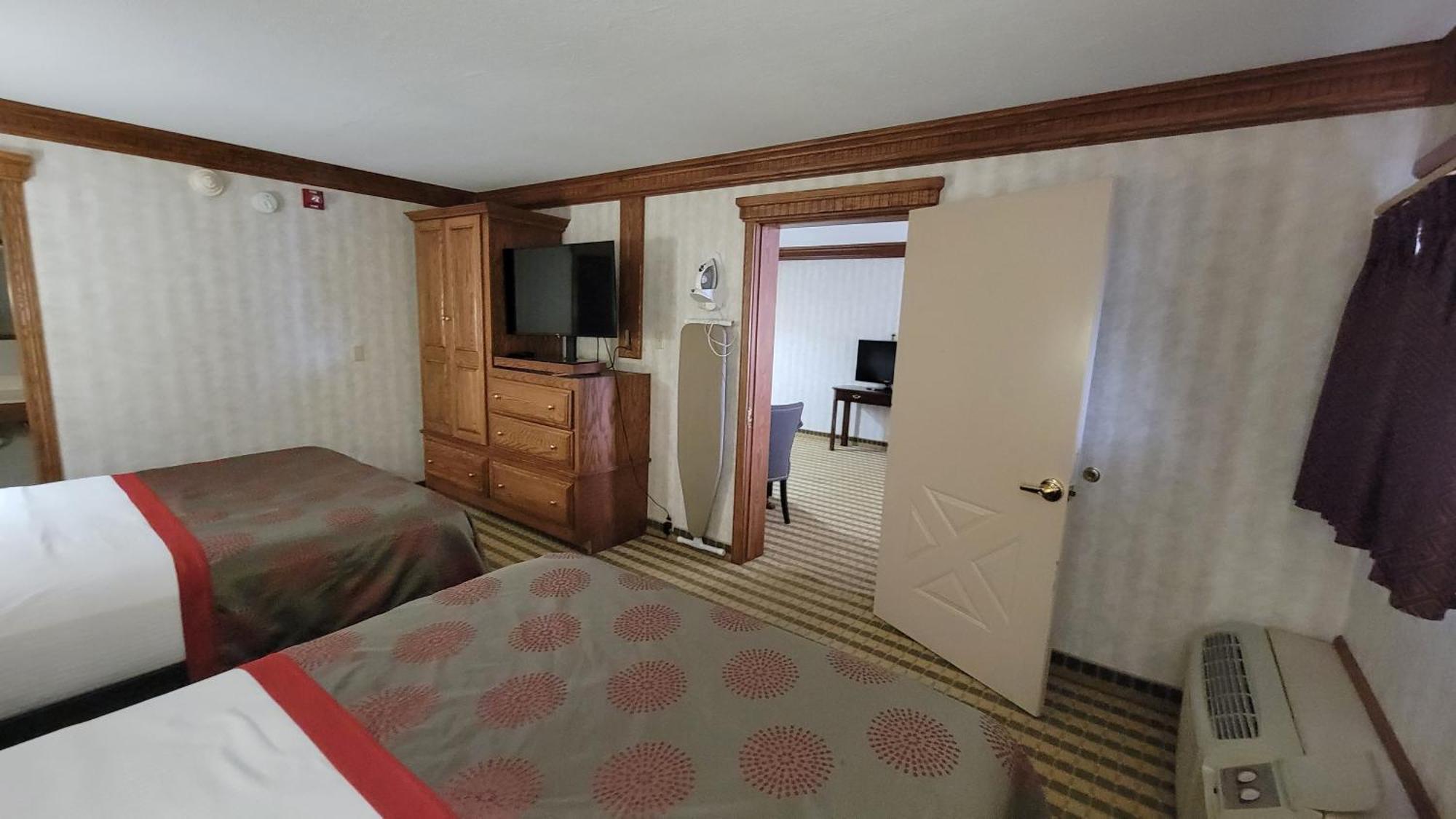 Ramada By Wyndham Saginaw Hotel & Suites Exterior foto